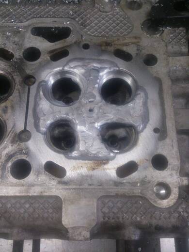Oprava hlav - sváření  + výměna ventilových sedel - hliník – fotografie z dílny